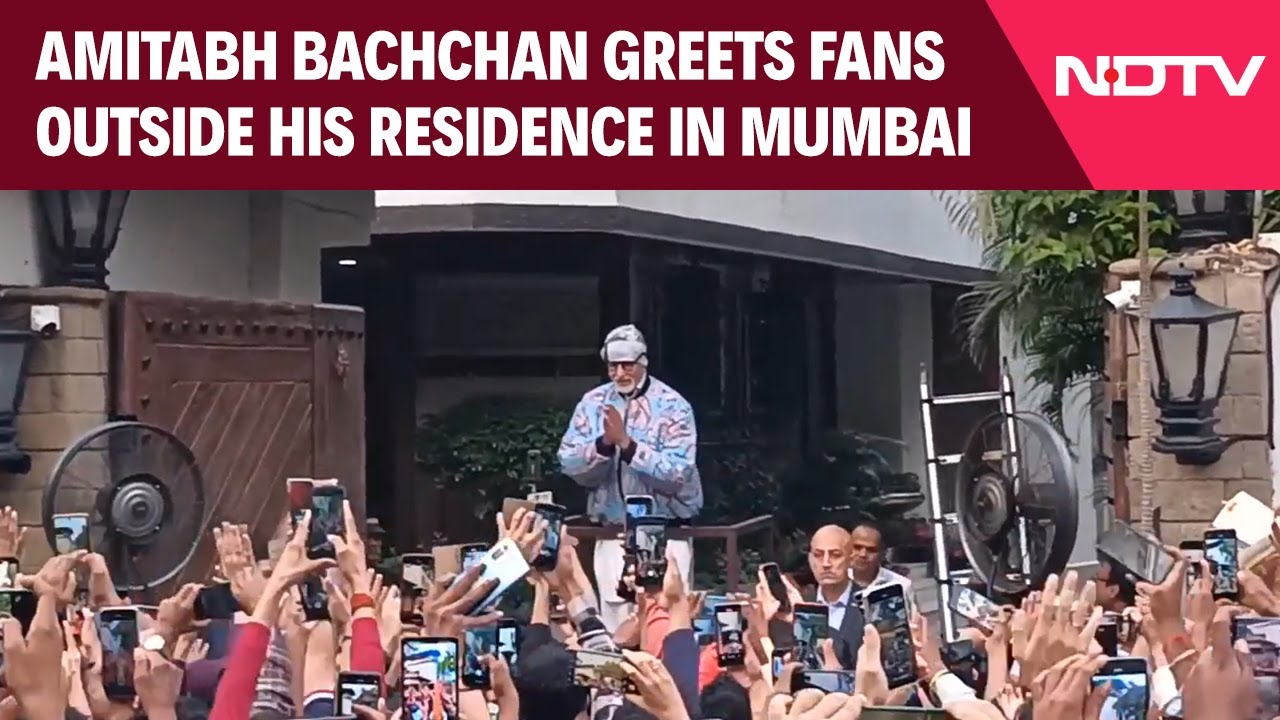 Amitabh Bachchan | Megastar Amitabh Bachchan Greets Fans Outside His Residence ‘Jalsa’ In Mumbai