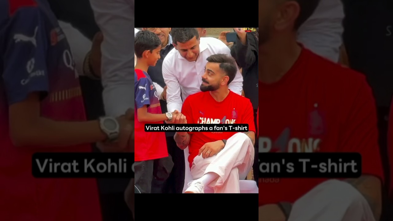 Virat Kohli Autographs His Fan In Victory Parade #cricket #cricketshorts #viratkohli #rcb #shorts